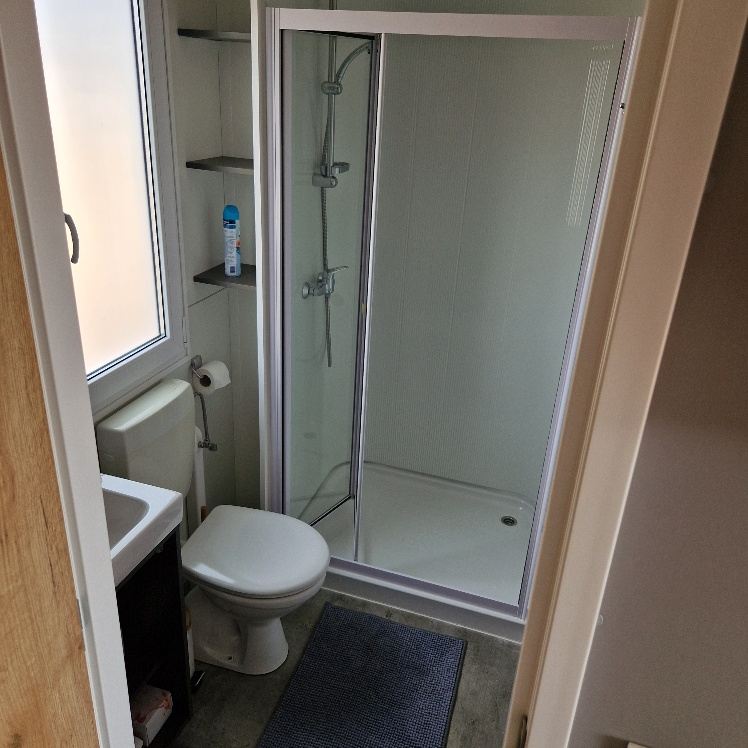Albatross I - bathroom with shower and toilet