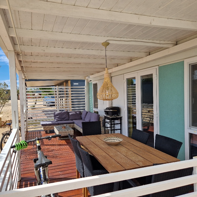 Albatross I - covered terrace with dining table and outdoor seating area