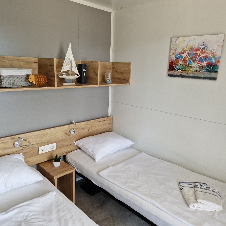 Albatross I - bedroom with two single beds