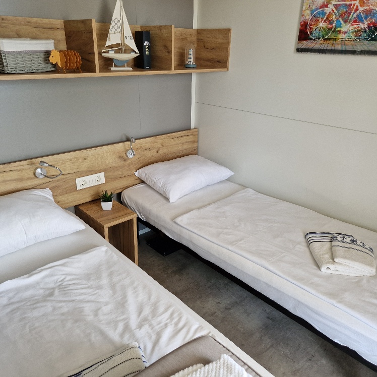 Albatross I - bedroom with two single beds