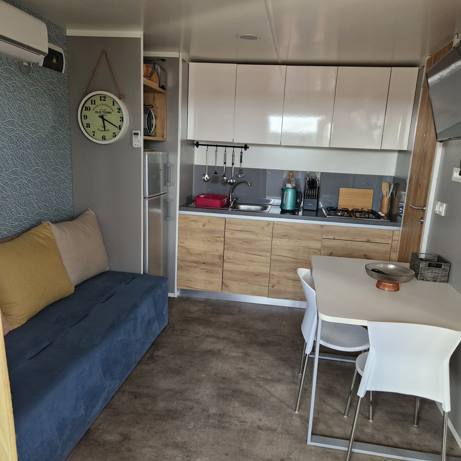 Albatross I - living area with kitchen and dining space