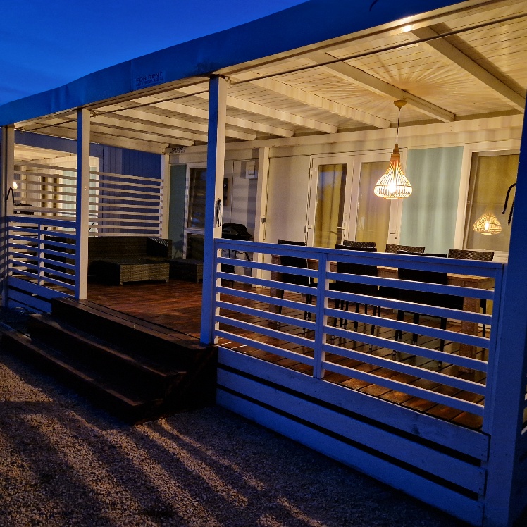 Albatross II - covered terrace in the evening atmosphere