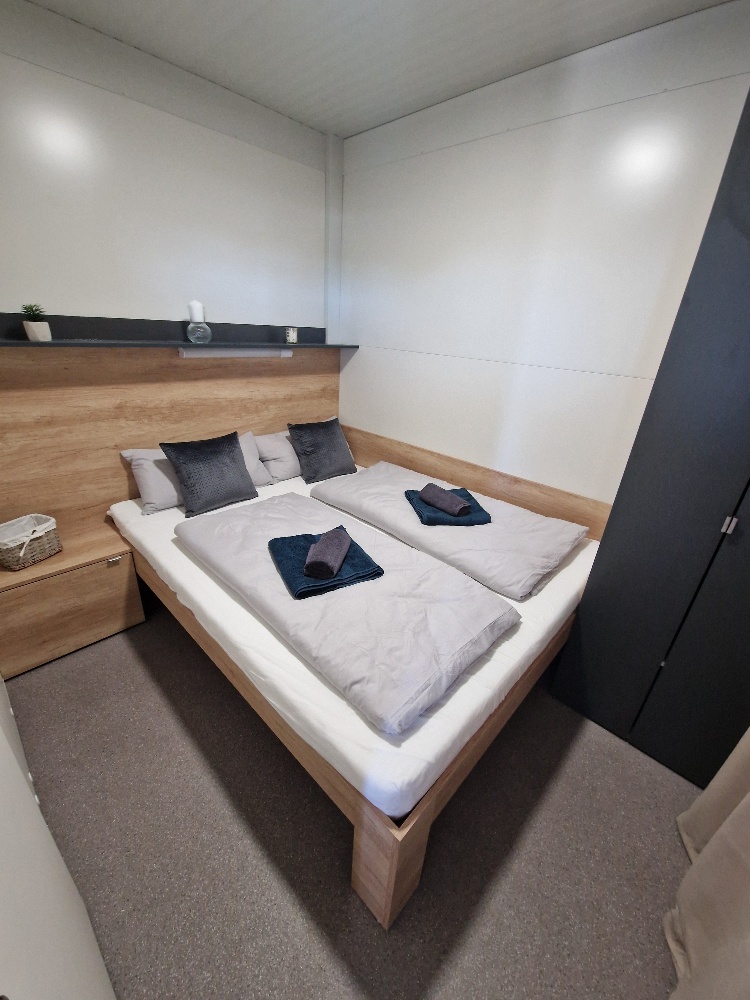 Albatross III - bedroom with double bed
