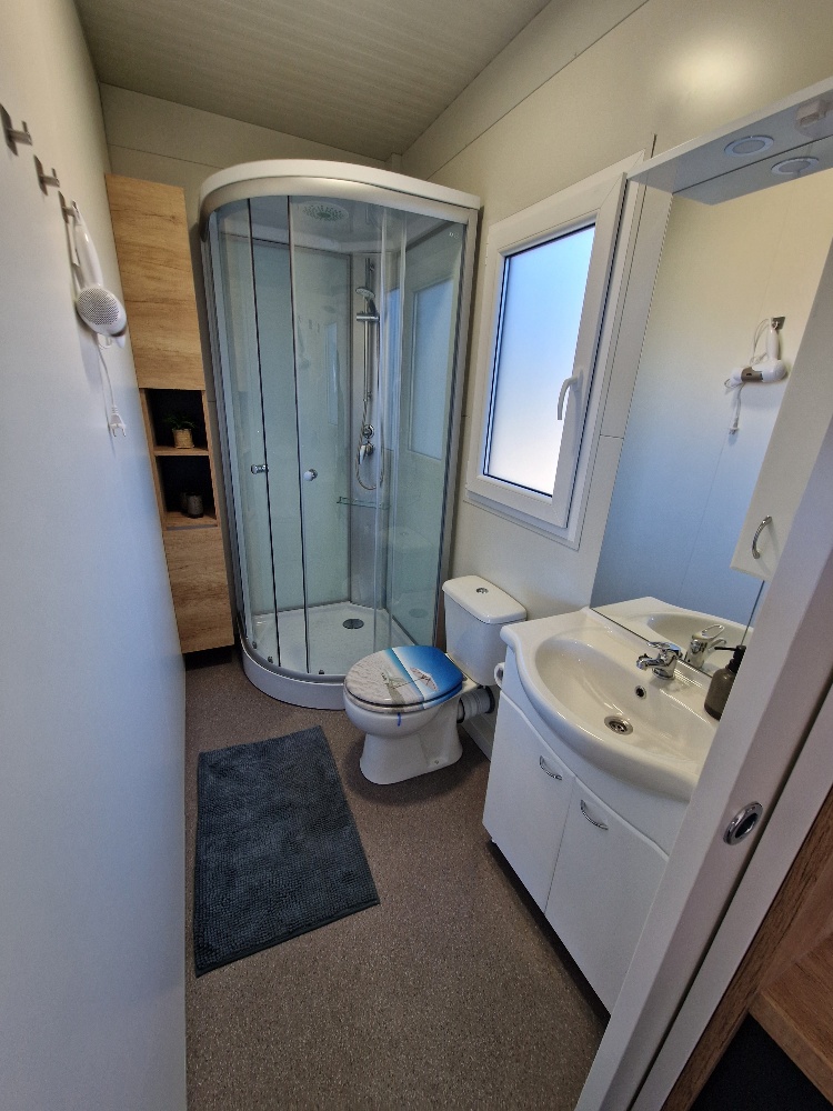 Albatross III - bathroom with shower and toilet