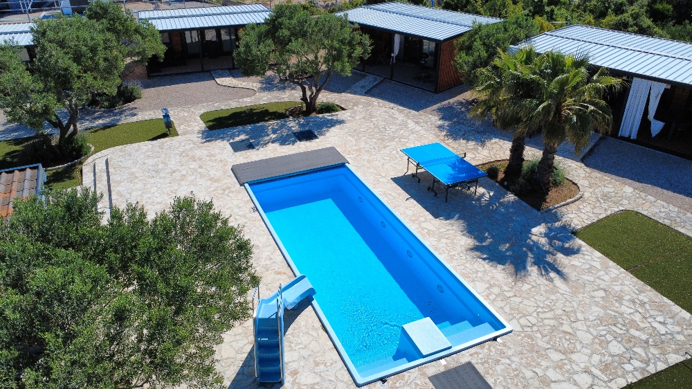 Pool with sun loungers and terraces at Mobile Homes Albatross