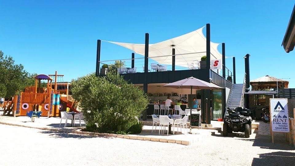 Cafe/restaurant on site and shared outdoor area at Mobile Homes Albatross
