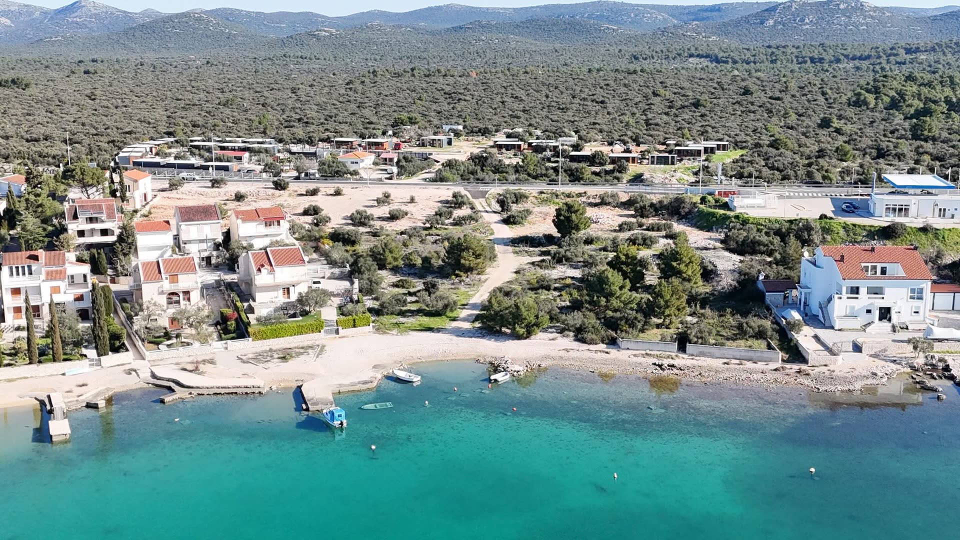 View of the beach and campsite where Mobile Homes Albatross is located