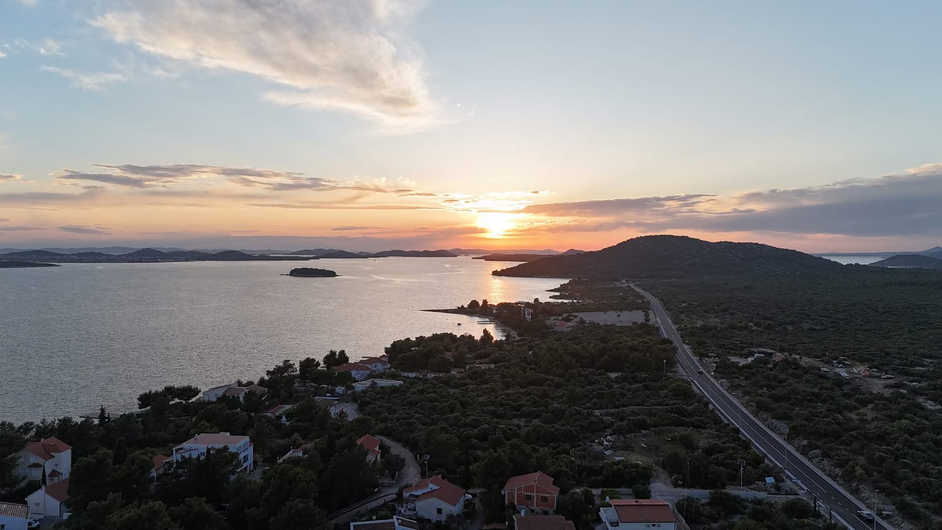 Mobile Homes Albatross - view of the campsite, sea and coastal road at sunset